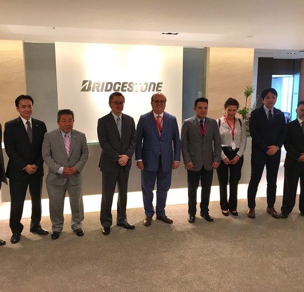 directivos de Bridgestone Corporation Eto Akihiro, vicepresidente Ejecutivo; Yoda Naohisa, vicepresidente