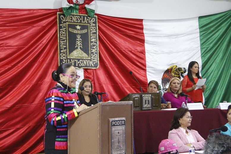 la diputada Beatriz Vícera Alatriste, presidente de la Mesa Directiva