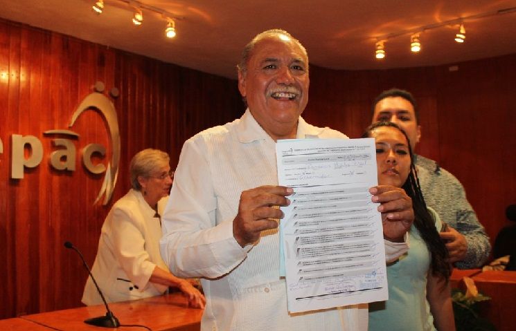 se pronunció a favor de hacer válidas las figuras de plebiscito, referéndum y revocación de mandato para que el pueblo mande. “Todo el poder se lo vamos a dar al pueblo”, dijo a sus seguidores que lo acompañaron a su registro