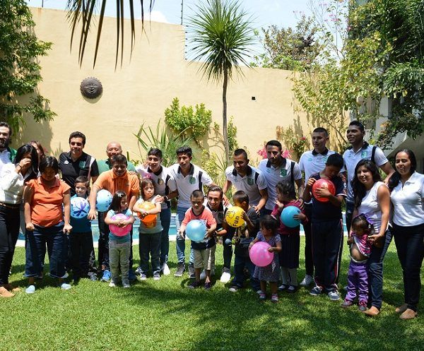 Al final de las dinámicas realizadas por los jugadores cañeros, felicitaron a los pequeños y les dieron su abrazo, para luego entregarles pelotas de plástico a cada uno de ellos, quienes se veían felices por estar con deportistas de segunda o de ascenso, encabezando la visita estuvo el director técnico Marcelo Michel Leaño