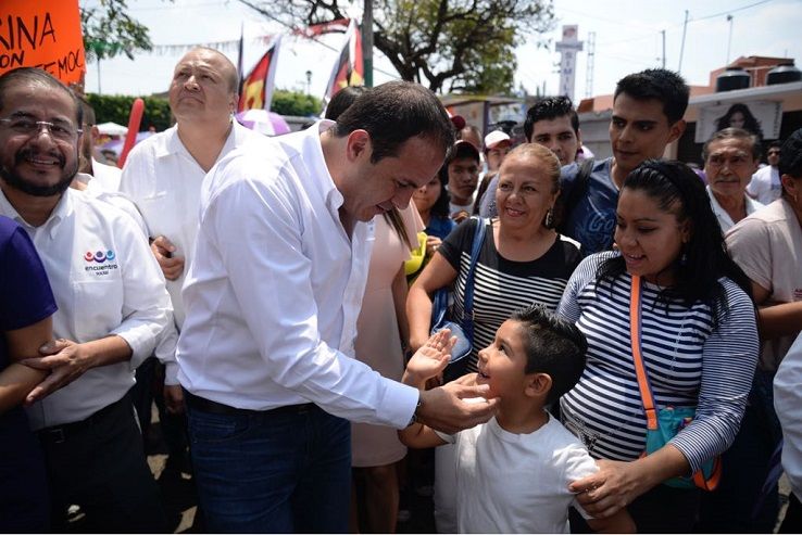 A la colonia Antonio Barona llegó acompañado de cientos de ciudadanos, tras realizar un recorrido a pie desde la glorieta “Las Cazuelas”