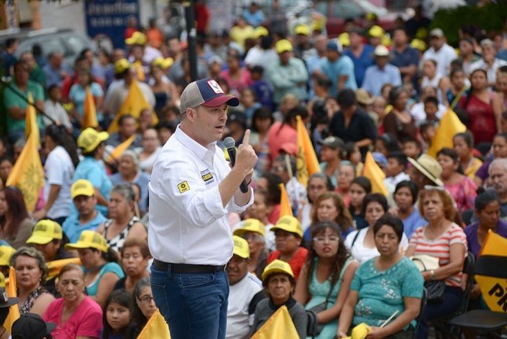 500 a los de secundaria, 700 a los de prepa y mil a los de universidad