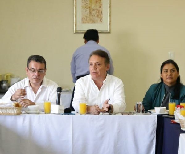 Al reunirse con líderes de opinión y comunicadores lamentó que en estas elecciones Morelos tenga como protagonistas a actores arribistas que llegan a la entidad bajo un contrato para sacar ventaja del estado