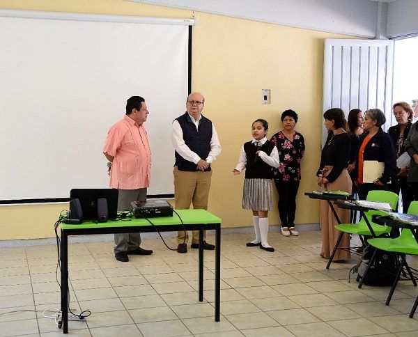 la profesora Diana Mireya Nájera Morales, directora del plantel, le informó sobre la conclusión de las obras de rehabilitación de las aulas dañados por el sismo del pasado 19 de septiembre, así como el arreglo de barandales y pintado de todos los edificios