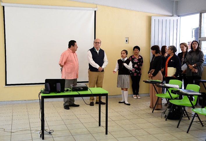 la profesora Diana Mireya Nájera Morales, directora del plantel, le informó sobre la conclusión de las obras de rehabilitación de las aulas dañados por el sismo del pasado 19 de septiembre, así como el arreglo de barandales y pintado de todos los edificios