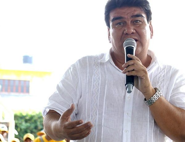 Destacó que una de sus principales ofertas es la continuación del exitoso programa de Útiles Escolares Gratuitos para alumnos desde preescolar hasta secundaria, que ya permitió durante un trienio continuar sus estudios a cientos de menores e incluso incrementar la matrícula de todas las escuelas de nivel básico en el municipio