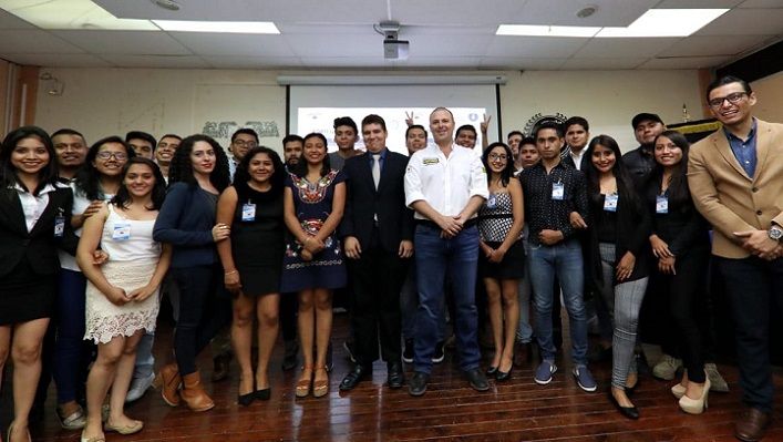 Durante el Foro Universitario, organizado por la Universidad Autónoma del Estado de Morelos (UAEM), el abanderado de los partidos PRD y PSD contestó los cuestionamientos que le hicieron los jóvenes universitarios