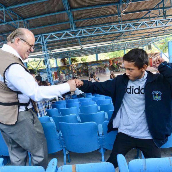 Emiliano Zapata, Mor.- El gobernador Graco Ramírez supervisó obras de rehabilitación y mejoramiento de infraestructura educativa en escuelas de nivel básico de Emiliano Zapata, que sufrieron daños por el sismo del pasado 19 de septiembre
