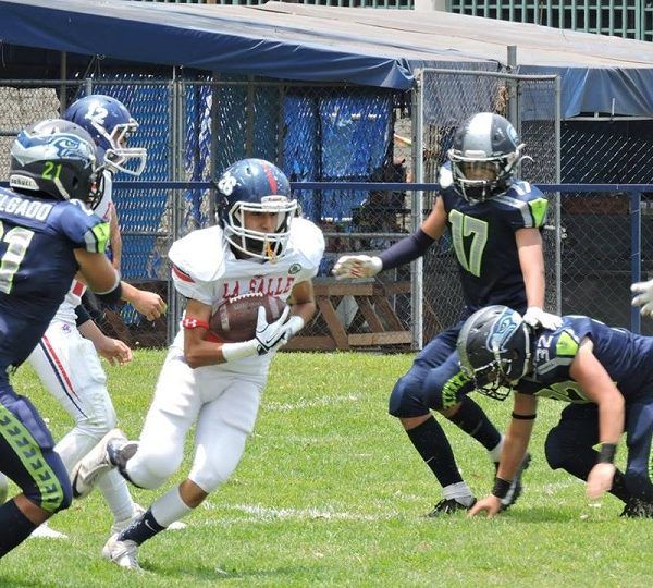 Gallos de la Universidad La Salle de Cuernavaca vence por la mínima diferencia de un punto a los Seahawks México en la Conferencia Tres, en un duelo que finalizó con la pizarra de 07-06; aseguró su lugar en la postemporada en la que ahora sólo resta vencer, en la jornada seis al conjunto de los Halcones de la Universidad Veracruzana para enfrentar los partidos en casa
