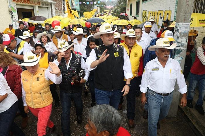 El candidato realizó un recorrido en las calles de la comunidad de Achichipico, donde fue recibido por miles de morelenses de diversos municipios