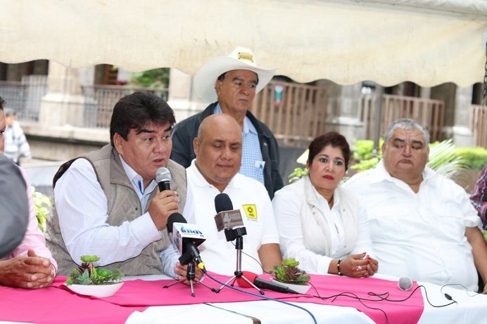 Explicó que específicamente a través de diversos perfiles de la red social Facebook, familiares del candidato Rafael Reyes Reyes y seguidores de Morena en Jiutepec han difundido mensajes de odio y violencia, donde llaman a “apedrear” y “madrear” tanto al presidente del Partido de la Revolución Democrática en Jiutepec, Javier Escobar González, como a la regidora Antonia Ortíz Valero