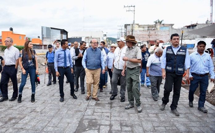 Acompañado por Jorge Carlos Hurtado Valdez, subsecretario de Fomento y Normatividad Ambiental de la SEMARNAT, y líderes de vecinos y comerciantes, Graco Ramírez aseguró que "estamos reconstruyendo el nuevo Jojutla"