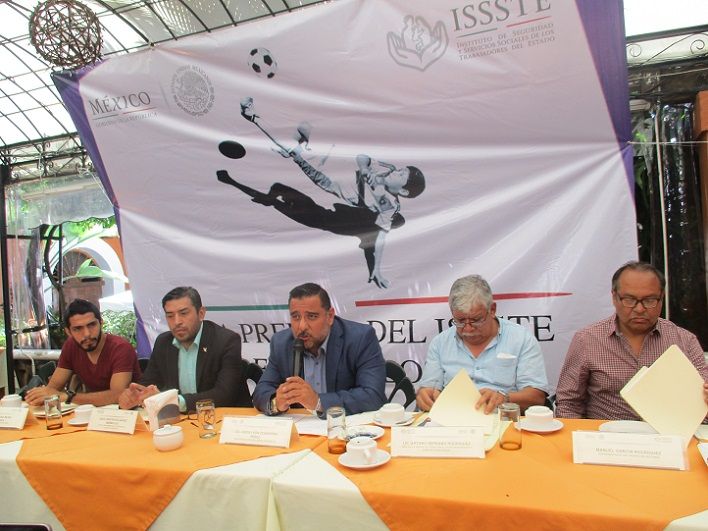 El servidor público del ISSSTE estuvo acompañado de los delegados de los 18 equipos de futbol, hasta ahora registrados; informó que el partido inaugural se realizará el viernes 29 de junio, en el estadio “Chato” Balderas, de Acapantzingo, a las 16:00 horas