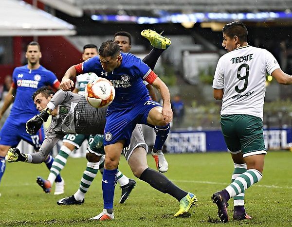 El fuerte aguacero que azotó la Ciudad de México, que generó condiciones adversas para el desarrollo el partido, no impidió que más de 7 mil aficionados se dieron cita en el coloso de Santa Úrsula para apoyar a un Cruz Azul renovado, con otra actitud en la cancha que los ilusiona de que va en serio su camino a la transformación de cementera