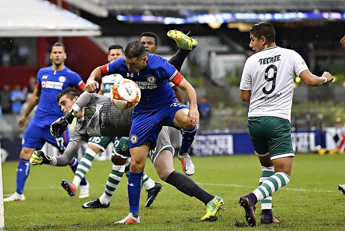 El fuerte aguacero que azotó la Ciudad de México, que generó condiciones adversas para el desarrollo el partido, no impidió que más de 7 mil aficionados se dieron cita en el coloso de Santa Úrsula para apoyar a un Cruz Azul renovado, con otra actitud en la cancha que los ilusiona de que va en serio su camino a la transformación de cementera