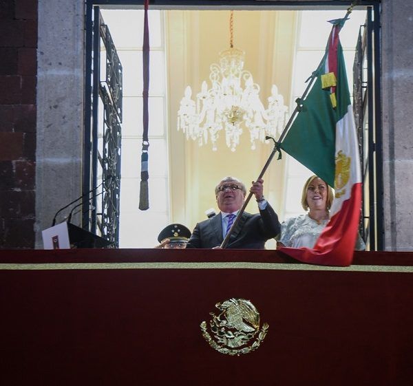 La ceremonia por el aniversario del inicio de la Independencia de México comenzó -en el Salón Bicentenario- con honores a la Bandera Nacional, misma que portaba la escolta de la 24 Zona Militar
