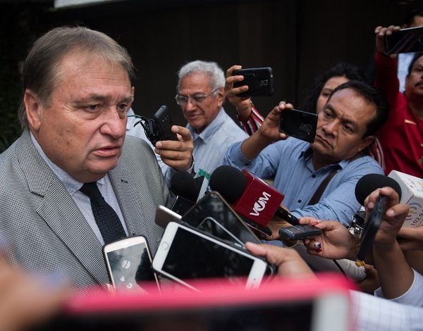 Así lo anunció José Manuel Sanz Rivera, representante de Cuauhtémoc Blanco Bravo y coordinador de la Comisión de Enlace del gobierno entrante, al hablar sobre la crisis financiera que vive la UAEM. Sin embargo, puso en claro que el déficit financiero es responsabilidad de la Rectoría al no ajustar su gasto al presupuesto que tiene asignado