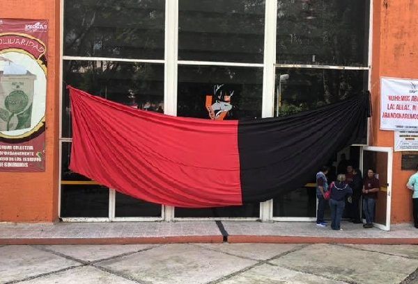 En tanto, catedráticos jubilados y en activo, a los que se les negó el acceso al Auditorio-Gimnasio del Campus Chamilpa de la UAEM, en donde se desarrolló la Asamblea General del SITAUAEM, expresaron su inconformidad con esta decisión y calificaron como “migajas” el ofrecimiento del Gobierno del Estado de adelantar la ministración de los meses de noviembre y diciembre a cambio de levantar la huelga