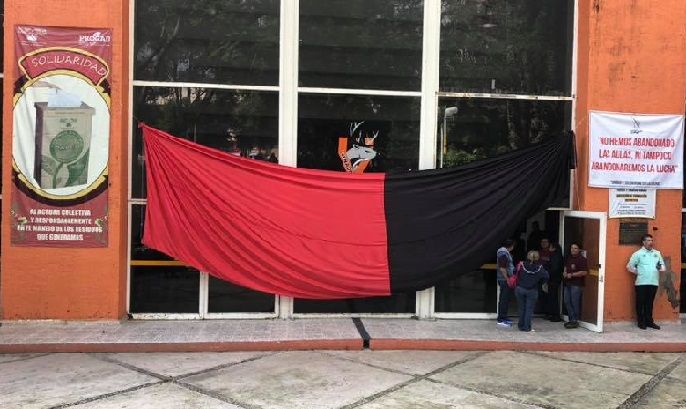 En tanto, catedráticos jubilados y en activo, a los que se les negó el acceso al Auditorio-Gimnasio del Campus Chamilpa de la UAEM, en donde se desarrolló la Asamblea General del SITAUAEM, expresaron su inconformidad con esta decisión y calificaron como “migajas” el ofrecimiento del Gobierno del Estado de adelantar la ministración de los meses de noviembre y diciembre a cambio de levantar la huelga