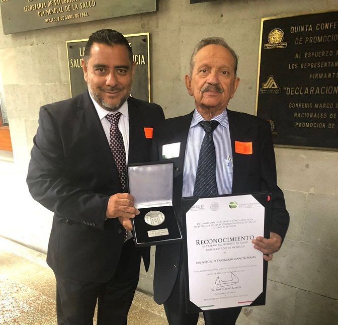 El galardonado, quien cuenta con posgrado en oncología quirúrgica, ha desempeñado su labor como médico en los institutos de Seguridad y Servicios Sociales para los Trabajadores del Estado (ISSSTE) y Mexicano del Seguro Social (IMSS), así como la Cruz Roja y la Secretaría de Salud