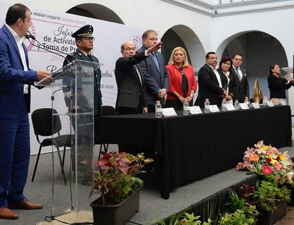 Al tomarle la protesta de ley al nuevo magistrado presidente del TEEM, el gobernador Cuauhtémoc Blanco Bravo expresó el compromiso de su administración para honrar la confianza de la ciudadanía y sumar esfuerzos para consolidar un estado de paz y desarrollo