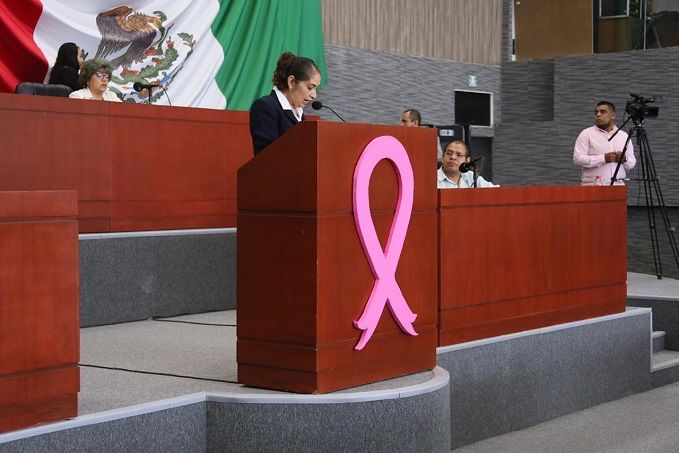 En tribuna durante la sesión de este 17 de octubre, la legisladora reconoció los avances que se han tenido en el respeto de los derechos de las mujeres tras la reforma a la Constitución de la República hecha en 1953, la cual reconoció el derecho de acudir a las urnas y expresar a través del voto, la libertad política para decidir cuál es el sistema político, económico, social y cultural, que necesitan