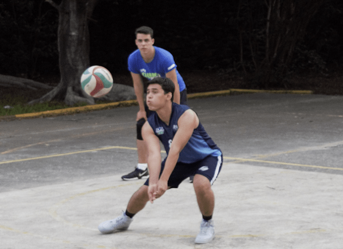 Las emociones arrancan a partir de las 15:00 horas en la Rama Femenil, entre las sextetas de La Salle y CUAM, duelo con una añeja rivalidad en distintas competencias; pero en la categoría Universidad la exigencia es mayor para cada uno de los entrenadores de cada equipo por lograr un buen accionar en la cancha