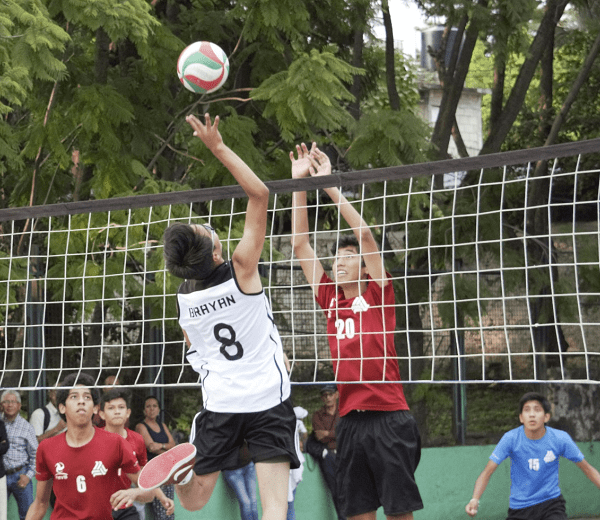 En la categoría preparatoria femenil la sexteta de La Salle sigue imparable, en esta ocasión venció sin dificultad al Revo en dos sets consecutivos, con final en los cartones de 25-19 y 25-18; de seguir con esos resultados las estudiantes también se coloca como favoritas al título, ya que por el momento no han tenido dificultad para acumular cuatro victorias
