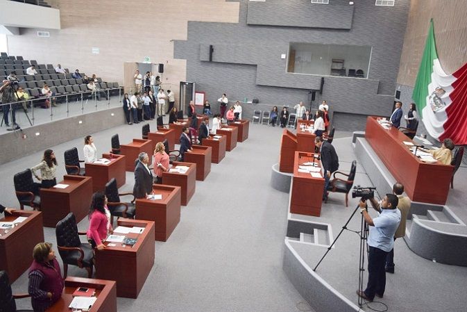 La aprobación deriva del punto de acuerdo parlamentario emanado de la JPyG que pone a consideración del pleno la solicitud de la autorización de prórroga hasta por 30 días naturales para ampliar el plazo de presentación oportuna e integral de la Ley de Ingresos y Presupuesto de Egresos para el ejercicio fiscal del año 2019, a partir del vencimiento del término previsto por el artículo 32 tercer párrafo de la Constitución Política del Estado Libre y Soberano de Morelos, presentada ante el Congreso por el titular del Poder Ejecutivo del Estado