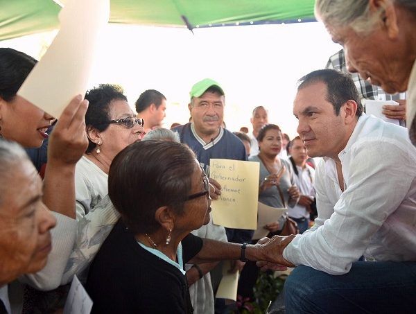 El mandatario recorre los municipios junto con su esposa y presidenta del Sistema DIF Morelos, Natalia Rezende Moreira, y el jefe de la Oficina de la Gubernatura, José Manuel Sanz Rivera