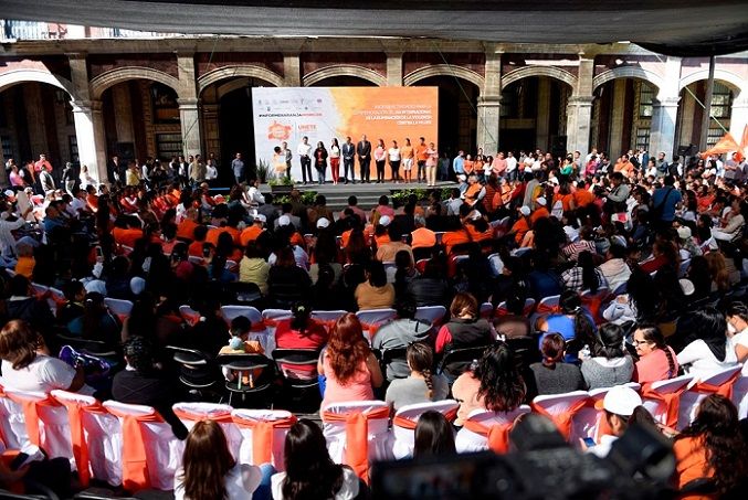 Las actividades iniciaron con una caminata conmemorativa que partió de la Catedral hacia la Plaza de Armas “Emiliano Zapata” de Cuernavaca; el gobernador y su esposa Natália Rezende Moreira, presidenta del DIF Morelos, caminaron ondeando una bandera naranja, color que simboliza el rechazo de la violencia contra las mujeres
