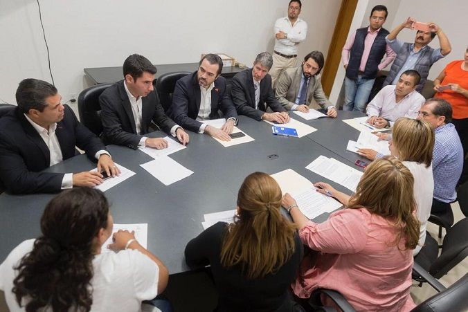El secretario de Gobierno, Pablo Ojeda Cárdenas, y diputados locales, encabezados por el presidente de la Mesa Directiva, Alfonso de Jesús Sotelo Martínez, revisaron los procedimientos mediante los cuales fueron creados y la situación actual que viven dichas comunidades indígenas, en donde existe inconformidad con la integración de los Concesjo Municipales y la exigencia de recursos presuestales para iniciar actividades