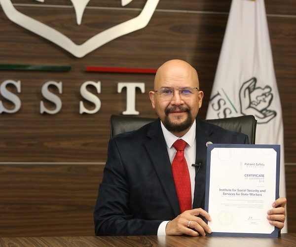 Joe Kiani, Presidente Fundador de Patient Safety Movement, entregó el certificado al Director Médico del ISSSTE, Jorge Guerrero Aguirre, quien al recibir el reconocimiento expresó: “a través de este programa el Instituto suma esfuerzos con 4 mil 700 organizaciones de Salud de más de 40 países, con el objetivo de lograr cero muertes prevenibles en el año 2020”