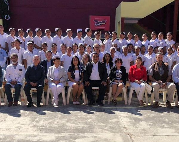El acuerdo suscrito entre ambas instituciones, es específico de Servicio Social y Prácticas Profesionales para que los alumnos de la carrera Técnico en Enfermería General de la mencionada escuela practiquen en los 360 campos clínicos que ofrece al año el área de Enfermería de la Delegación Estatal del ISSSTE