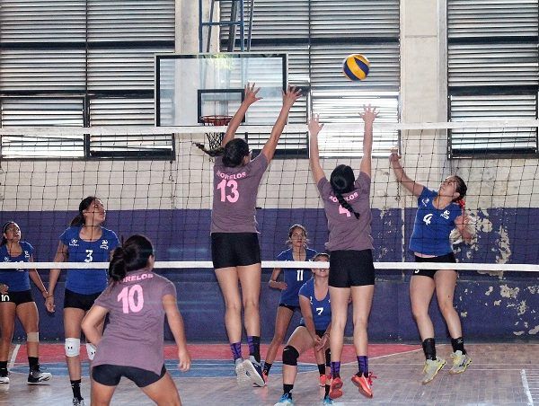 Tal es el caso del partido que sorteará, en punto de las 14:30 horas, el sexteto del Colegio Robert Kennedy, que es sublíder de la tabla de posiciones de la categoría Universidad rama femenil, y su similar de Cocoyoc, que va en la tercera posición, es por ello la importancia de esta confrontación en la que los dos equipos llegarán con sus mejores argumentos con la firme intención de llevarse la victoria