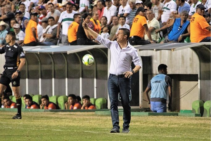 on más calma, después de que en el juego ante los azulgrana una expulsión dudosa dejara a su equipo en desventaja, el estratega Ricardo Valiño, en su análisis del partido, describe dos momentos importantes: el dominio territorial y las ocasiones generadas a la ofensiva, antes de la decisión arbitral. A fin de pulir los detalles, se tiene que analizar todo el desarrollo del juego