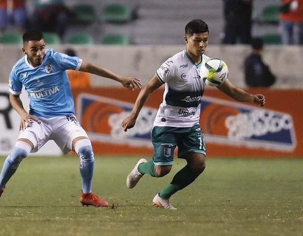 Los queretanos de Rafael Puente pegaron muy rápido, prácticamente salieron con ventaja del vestidor. Alexis Pérez mandó un trazo largo que Héctor Reynoso despejó con la cabeza, pero el balón le cayó a Ayron del Valle, quien con un movimiento dejó atrás a dos rivales, entró al área y definió raso para el 0-1, apenas se jugaban los primeros dos minutos de la confrontación