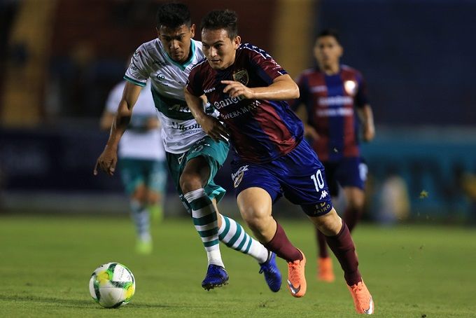 l cuadro local fue el encargado de mover la pelota para inaugurar el partido de la Jornada 3. Apenas un par de minutos en el reloj arbitral y un error en el despeje de Gerardo Ruíz, portero de los azulgranas, fue aprovechado por César Huerta recién llegado del Rebaño Sagrado para reforzar a los Cañeros de Zacatepec, la pelota le rebotó en el botín, César remató e inauguró los festejos con un gol tempranero en contra de los cancunenses