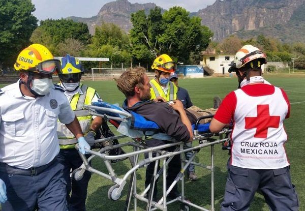 Desde que se recibió el reporte de una persona que refería que su familiar había caído a una cañada, la mañana del martes 14 del presente, se establecieron los protocolos de actuación y la colaboración entre todas las instancias para ubicar a Jonás Sebastián Schmailzl, de 37 años de edad, quien al realizar senderismo en la zona conocida como Paso del Viento, sufrió una caída de una altura aproximada de 6 metros