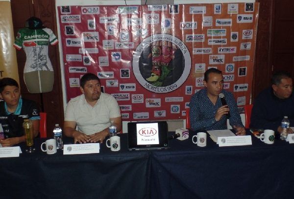 El banderazo de salida se dará en punto de las 08:00 horas, así lo dieron a conocer Julio César Chávez Carreño, presidente del comité organizador, Pavel Flores Carmona, de la Federación Mexicana de Ciclismo FMC, Luis Alberto Vera, director del Deporte del Ayuntamiento de Zapata, y el juvenil ciclista Miguel Alcántara Aguirre, morelense que estará participando, y uno de los principales protagonistas a seguir en esta justa