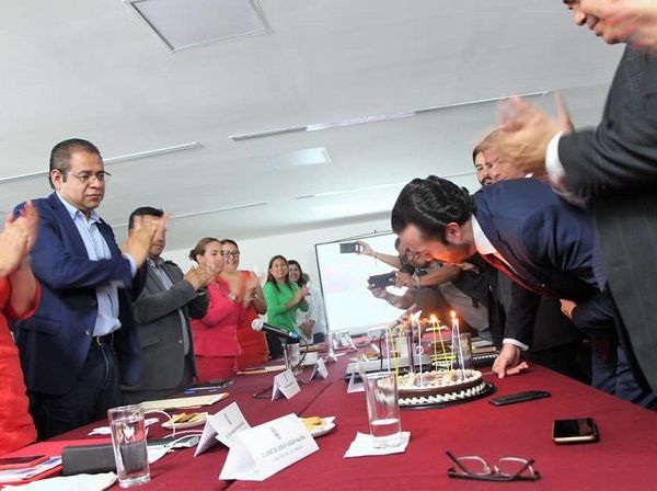 Fue una sorpresa para el funcionario la llegada de un pastel hasta su lugar y que de inmediato a diputados y sus asistentes empezaran a cantar Las Mañanitas; apagó las velas y lo cortó, para que de inmediato personal del Congreso empezará a repartir rebanadas entre la comitiva del secretario de Gobierno y los propios legisladores