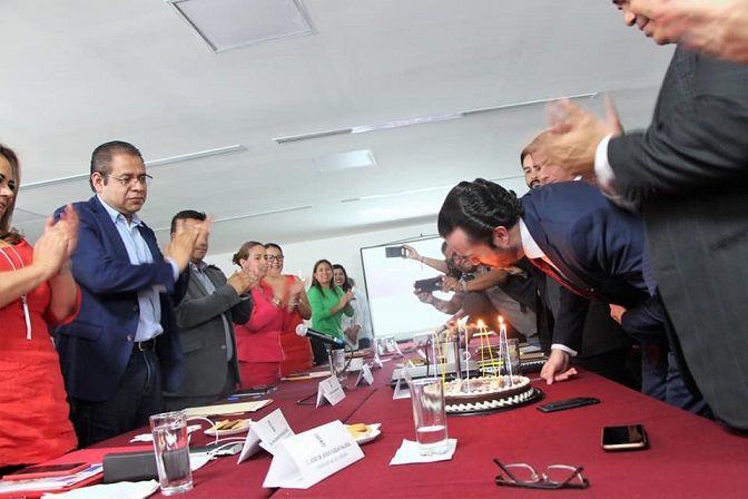 Fue una sorpresa para el funcionario la llegada de un pastel hasta su lugar y que de inmediato a diputados y sus asistentes empezaran a cantar Las Mañanitas; apagó las velas y lo cortó, para que de inmediato personal del Congreso empezará a repartir rebanadas entre la comitiva del secretario de Gobierno y los propios legisladores