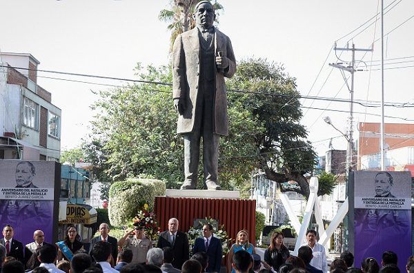 Acompañado de autoridades federales y estatales, así como de miembros de la Unidad Masónica Morelense, Rito York de México, Rito Escocés y del Rito Nacional Mexicano, colocó una ofrenda floral al pié del monumento a Benito Juárez, ubicado en el centro de Cuernavaca
