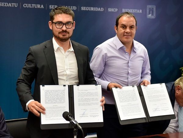 Firmaron el convenio el gobernador Cuauhtémoc Blanco Bravo y Román Guillermo Meyer Falcón, presidente suplente de la Comisión Intersecretarial de Reconstrucción, quien también es titular de la Secretaría de Desarrollo Territorial y Urbano (SEDATU)