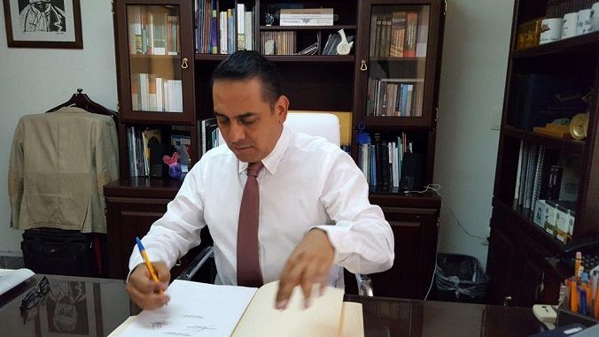 La autoridad auxiliar parece una extensión de la administración pública municipal, apreciación tal vez no del todo sea correcta. En La forma de elegirlos de acuerdo a las diversas convocatorias municipales, es una acción política de la ciudadanía para tener representantes oficiales y con carácter civil, por lo tanto, con la elección respectiva, adquieren legitimidad para dirigir e imponer la voluntad colectiva sobre los intereses particulares; lo anterior, para obtener obediencia y ganar respeto, y para “ejecutar detalladamente la aplicación de las normas generales a los individuos” de la comunidad, recordando a Ricardo Uvalle Berrones, en su obra El gobierno en acción: La formación del régimen presidencial de la administración pública