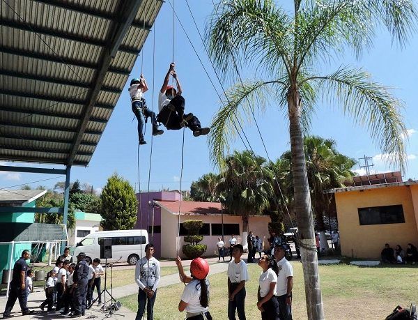 Decenas de familias convivieron con los elementos de la CES, Policía Federal, 24/a Zona Militar, paramédicos, Policía Cibernética y la Unidad Canina, con quienes realizaron diferentes dinámicas como acondicionamiento físico y defensa personal
