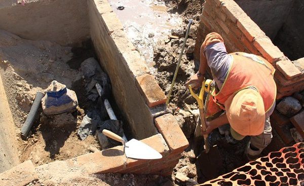 La empresa solo colocó 2 tapas, con opción a una tercera y el poder manipular las válvulas con un tubo, que impide un correcto manejo de las válvulas por el personal del SAPAC