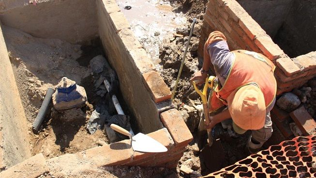 La empresa solo colocó 2 tapas, con opción a una tercera y el poder manipular las válvulas con un tubo, que impide un correcto manejo de las válvulas por el personal del SAPAC