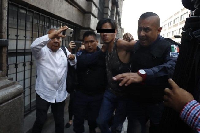 En audiencia inicial realizada esta tarde, un juez de control calificó de legal la detención de Maximiliano “N” de 22 años de edad, quien el pasado miércoles habría accionado un arma de fuego lesionando a cuatro personas, dos de ellas que pierden la vida a consecuencia de las lesiones