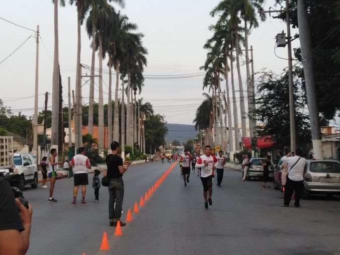 antes del banderazo de salida se entonaron las letras del himno nacional, el grupo en esta ocasión tuvo la custodia de los ciclistas Scorpions Bike de la zona sur, que le dio brillo y colorido a esta fiesta deportiva, en la que estudiantes, profesores, autoridades educativas y público en general siempre apoyando a todo el contingente
